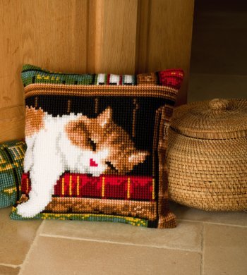 CAT SLEEPING ON BOOKSHELF PN-0146409 VERVACO подушка